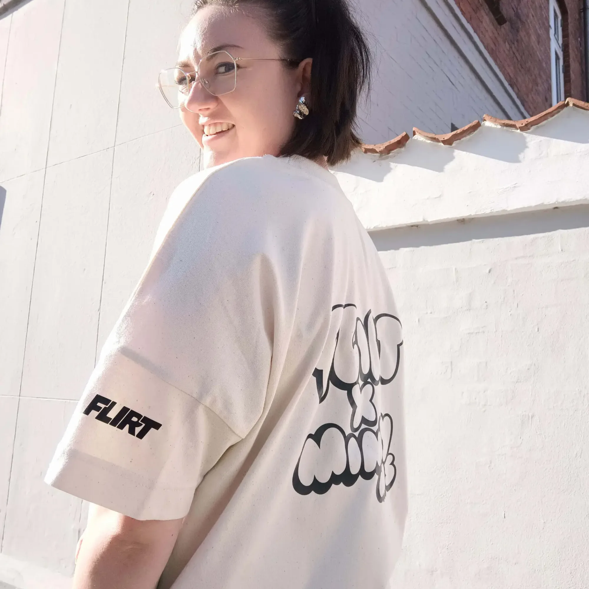 Unisex Minky Mus x FLIRT t-shirt lavet af økologisk bomuld, er PETA vegan approved og GOTS certificeret. Findes i beige, som en minimalistisk dansk oversized streetwear t-shirt til kvinder og mænd.