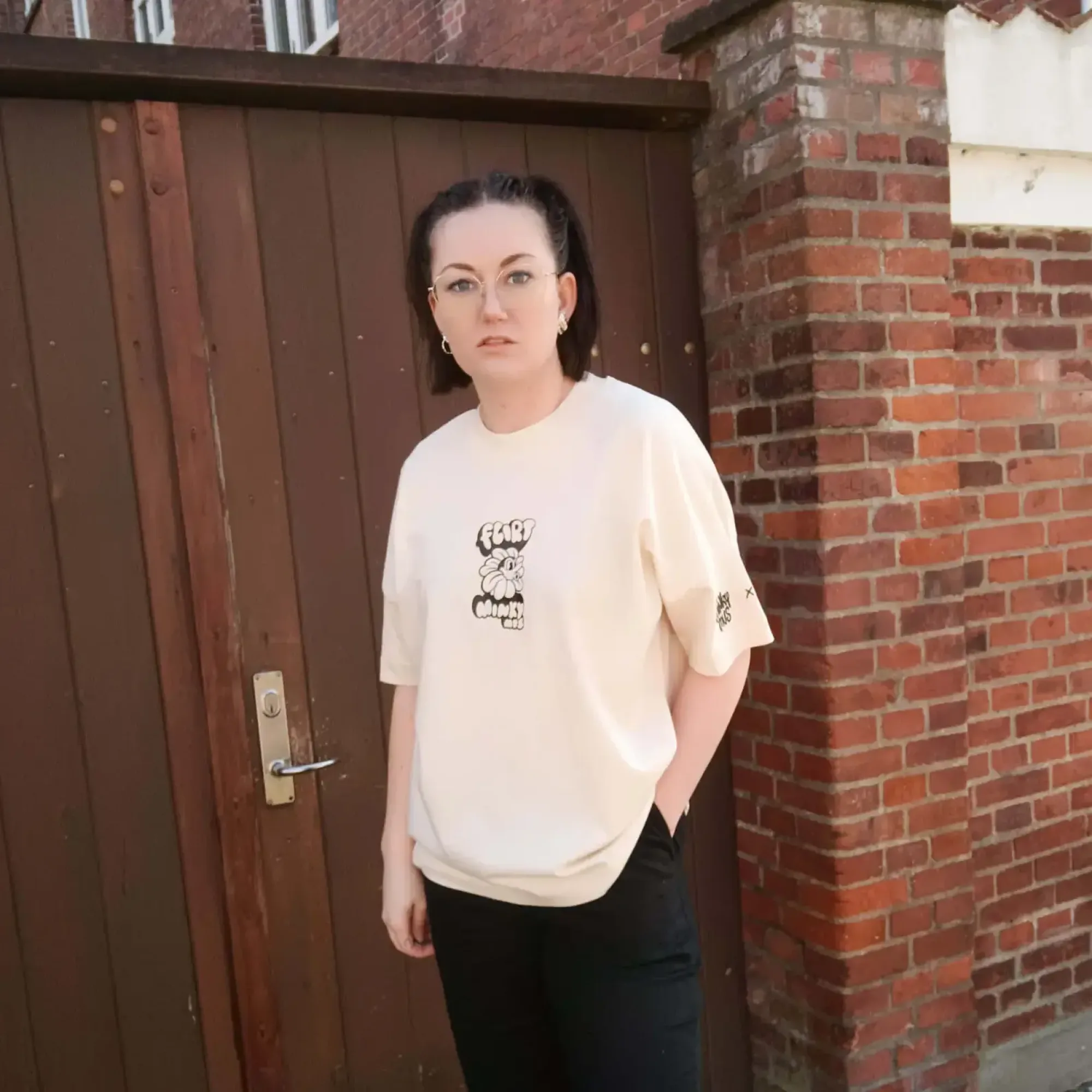 Unisex Minky Mus x FLIRT t-shirt lavet af økologisk bomuld, er PETA vegan approved og GOTS certificeret. Findes i beige, som en minimalistisk dansk oversized streetwear t-shirt til kvinder og mænd.