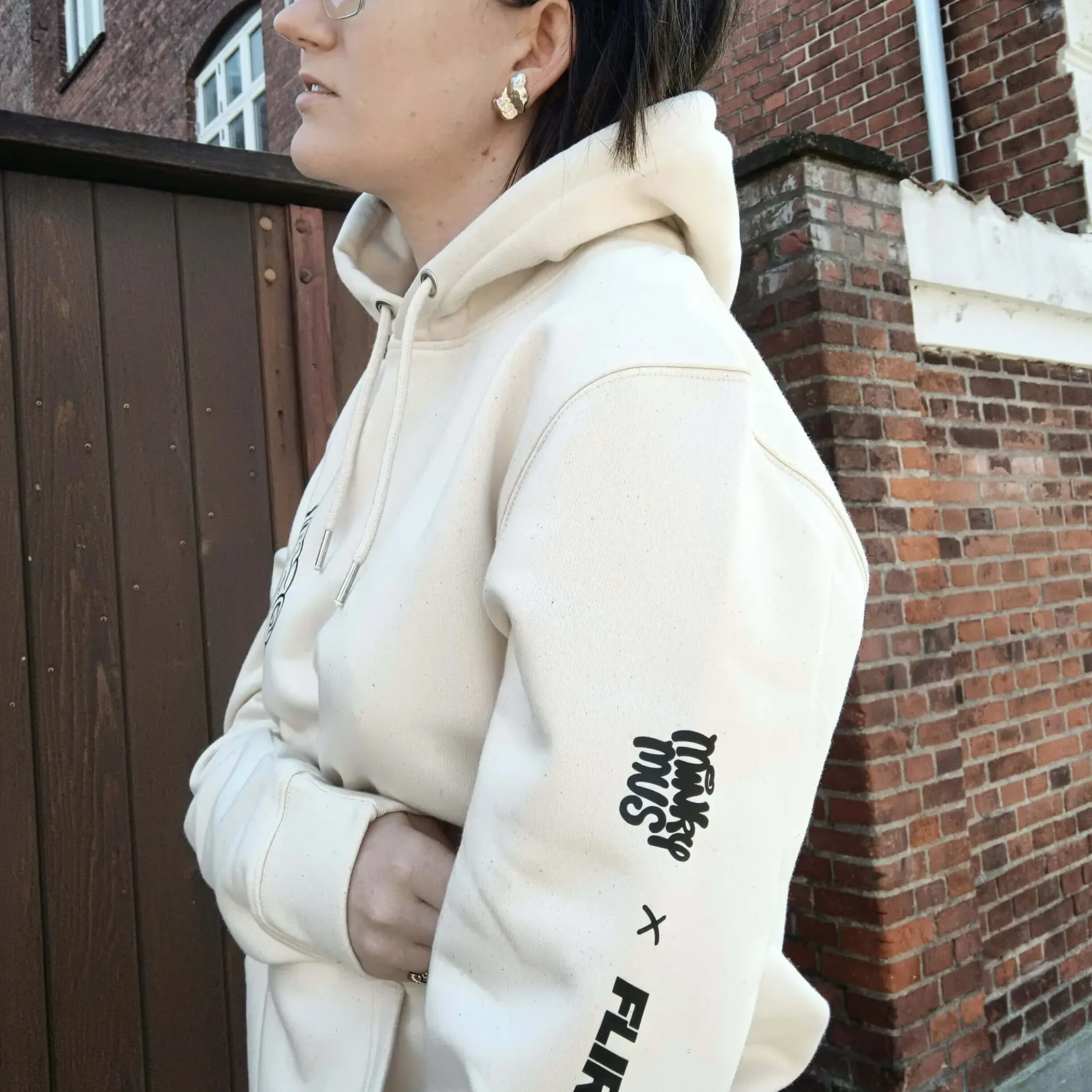 Unisex Minky Mus x FLIRT hoodie lavet af økologisk bomuld, er PETA vegan approved og GOTS certificeret. Findes i beige, som en minimalistisk dansk oversized streetwear t-shirt til kvinder og mænd.