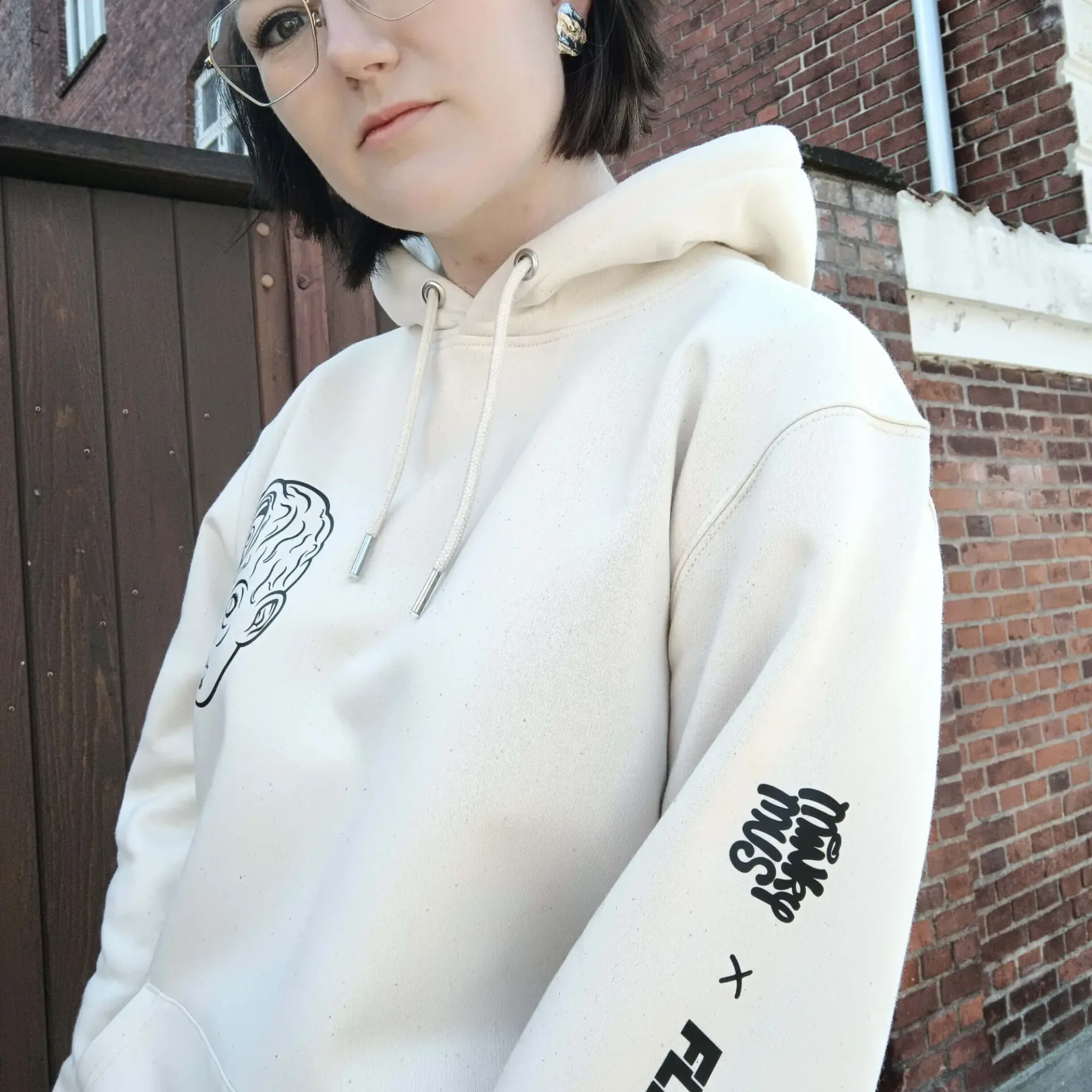 Unisex Minky Mus x FLIRT hoodie lavet af økologisk bomuld, er PETA vegan approved og GOTS certificeret. Findes i beige, som en minimalistisk dansk oversized streetwear t-shirt til kvinder og mænd.