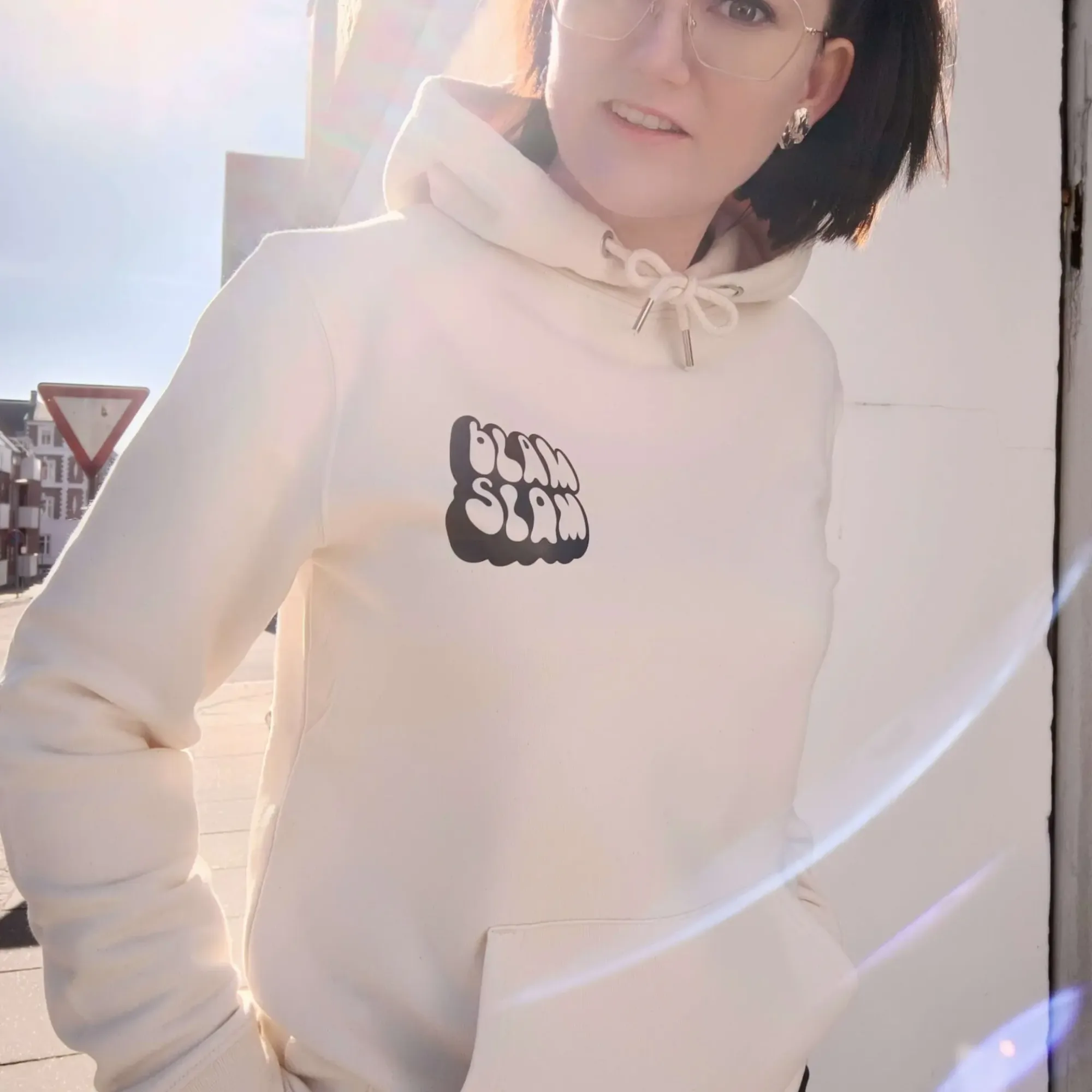 Unisex Minky Mus x FLIRT hoodie lavet af økologisk bomuld, er PETA vegan approved og GOTS certificeret. Findes i beige, som en minimalistisk dansk oversized streetwear t-shirt til kvinder og mænd.