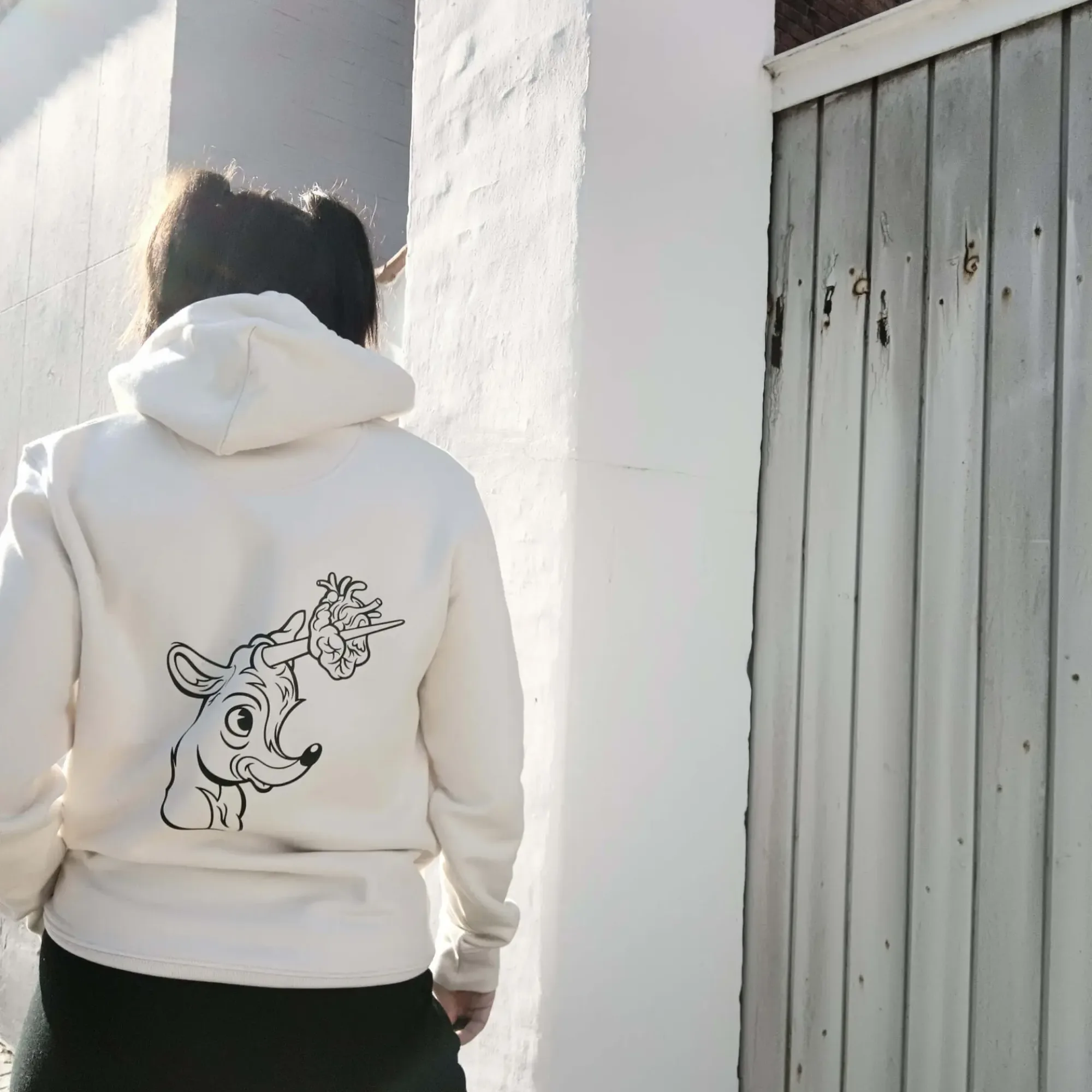 Unisex Minky Mus x FLIRT hoodie lavet af økologisk bomuld, er PETA vegan approved og GOTS certificeret. Findes i beige, som en minimalistisk dansk oversized streetwear t-shirt til kvinder og mænd.
