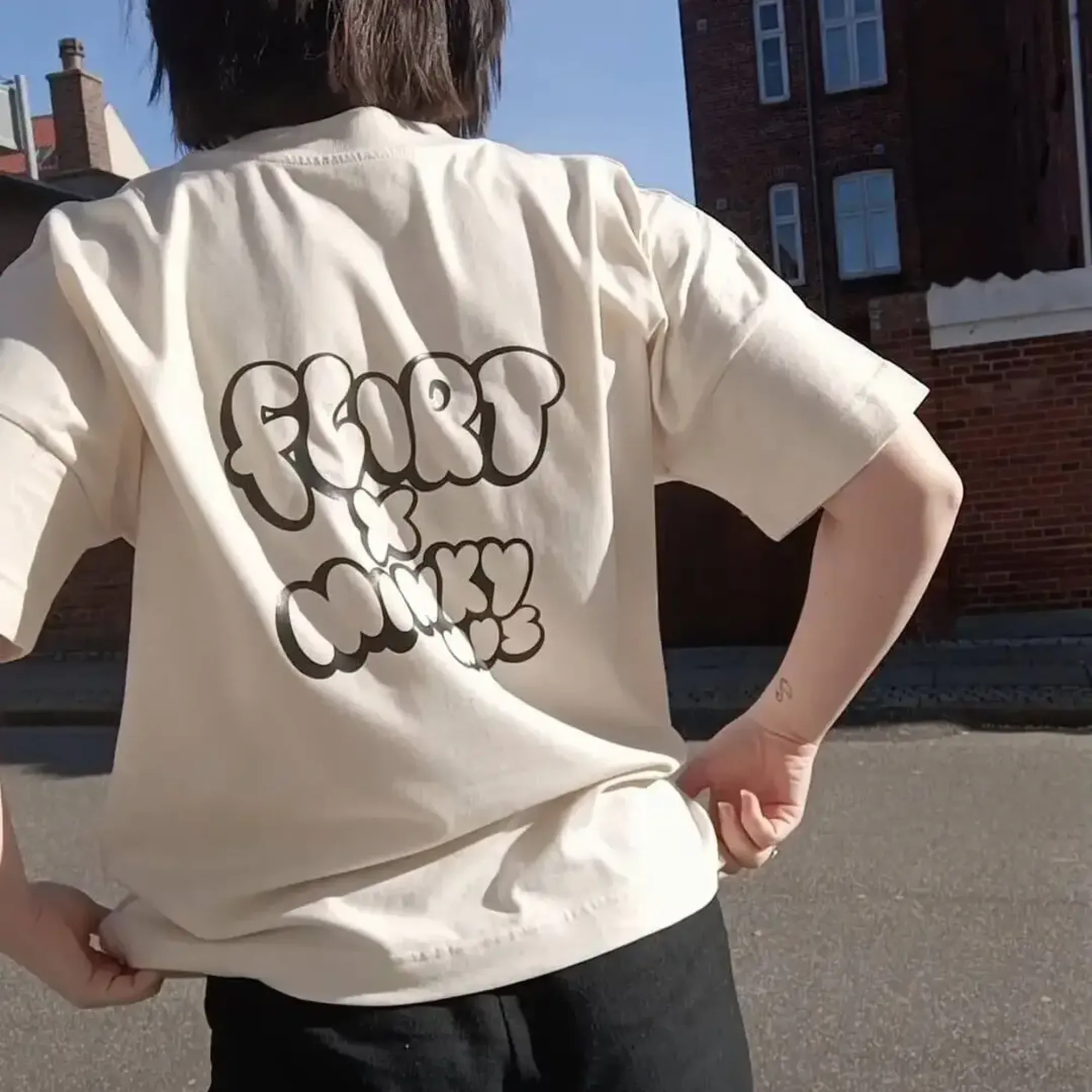 Unisex Minky Mus x FLIRT t-shirt lavet af økologisk bomuld, er PETA vegan approved og GOTS certificeret. Findes i beige, som en minimalistisk dansk oversized streetwear t-shirt til kvinder og mænd.